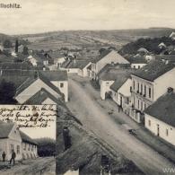 Pohled na střed obce (v rohu Turnhalle)