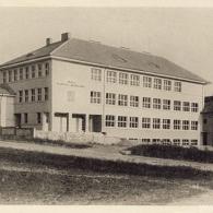 Měšťanská, obecná a mateřská škola (1935)